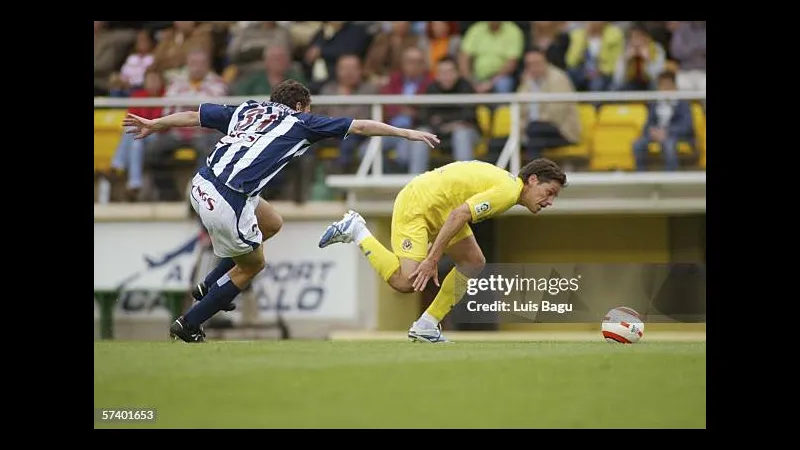 Cầu thủ Villarreal chiến đấu gắt gao để cướp bóng khỏi Real Sociedad trong trận đấu kịch…